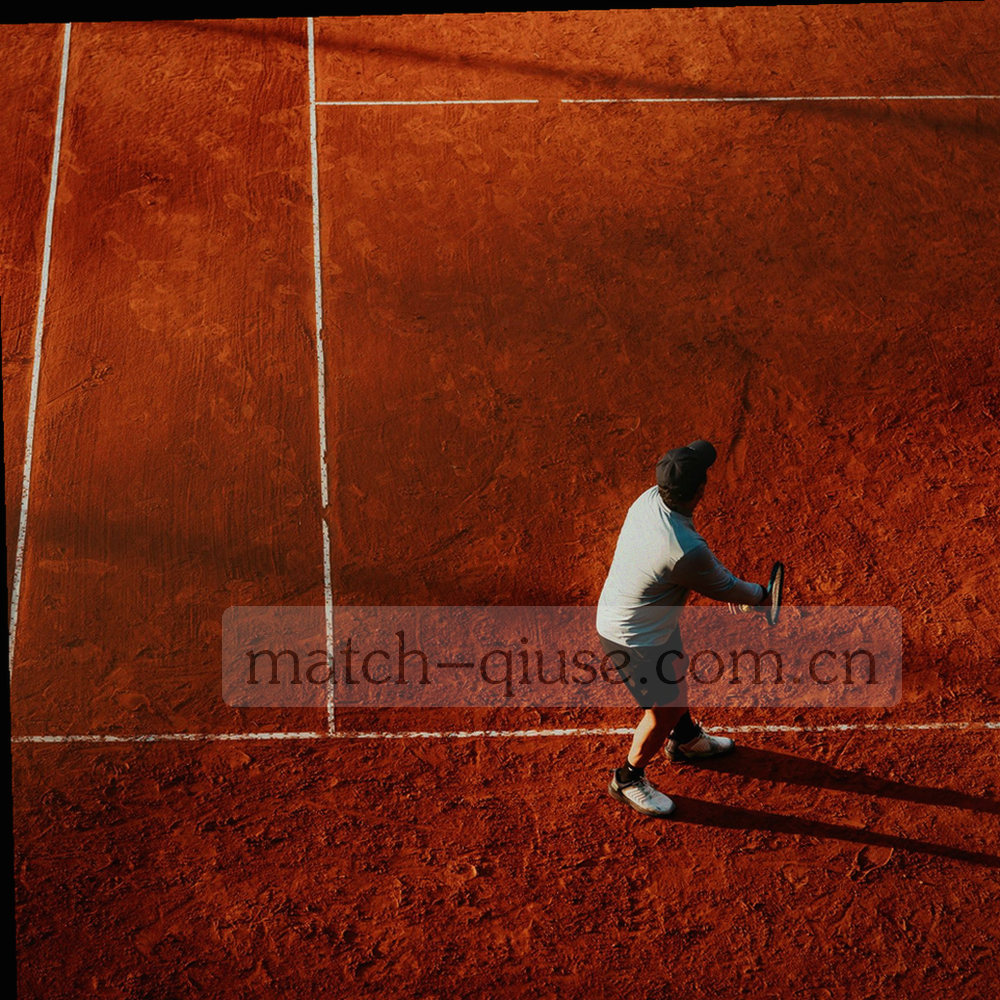 战术板上用线条与箭头标出的球员位置分布